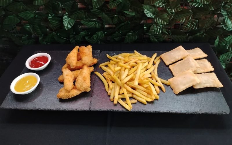 8 Chiken strip + PAPAS FRITAS Y 6 EMPANADAS